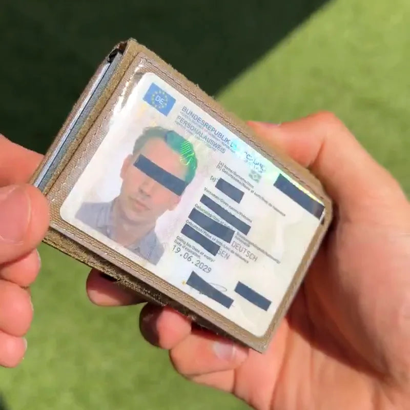 Ausweisfach mit Personalausweis am Wallet